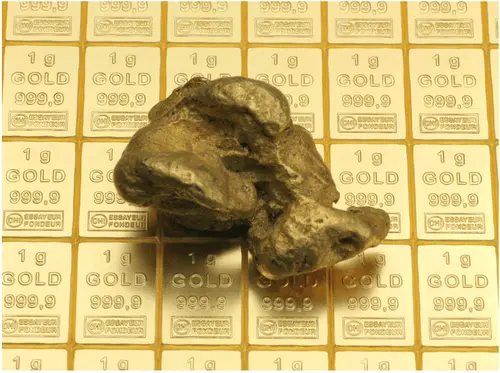 1 Goldnugget auf einer Combibar Goldtafel 5x1 Gramm, der Hersteller Valcambi