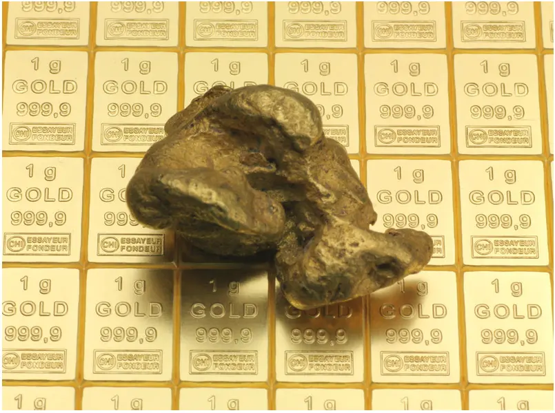 1 Goldnugget auf einer Combibar Goldtafel 10x1 Gramm, der Hersteller Valcambi