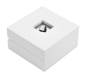 Weiße Box mit Herz